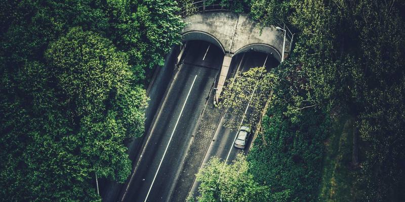 赛博朋克设计如何重塑商业空间？迪芒智能照明系统的品牌策划与创意设计实践